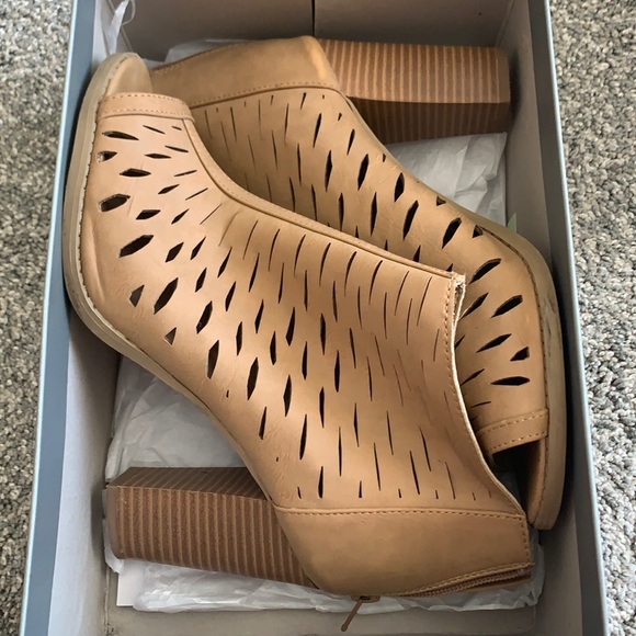 Tan open toe heels - Picture 1 of 5